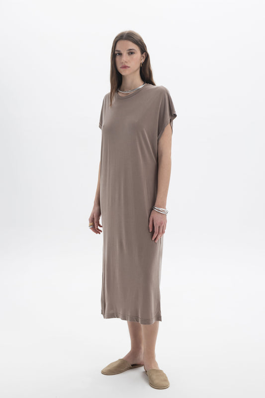 Relaxed Midi Dress in soft fabric, featuring a relaxed silhouette, crew neckline, and short sleeves.