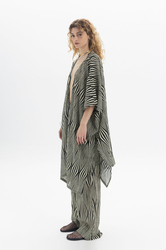 Flowing Kimono in lightweight fabric with wide sleeves and an open front, ideal for layering.