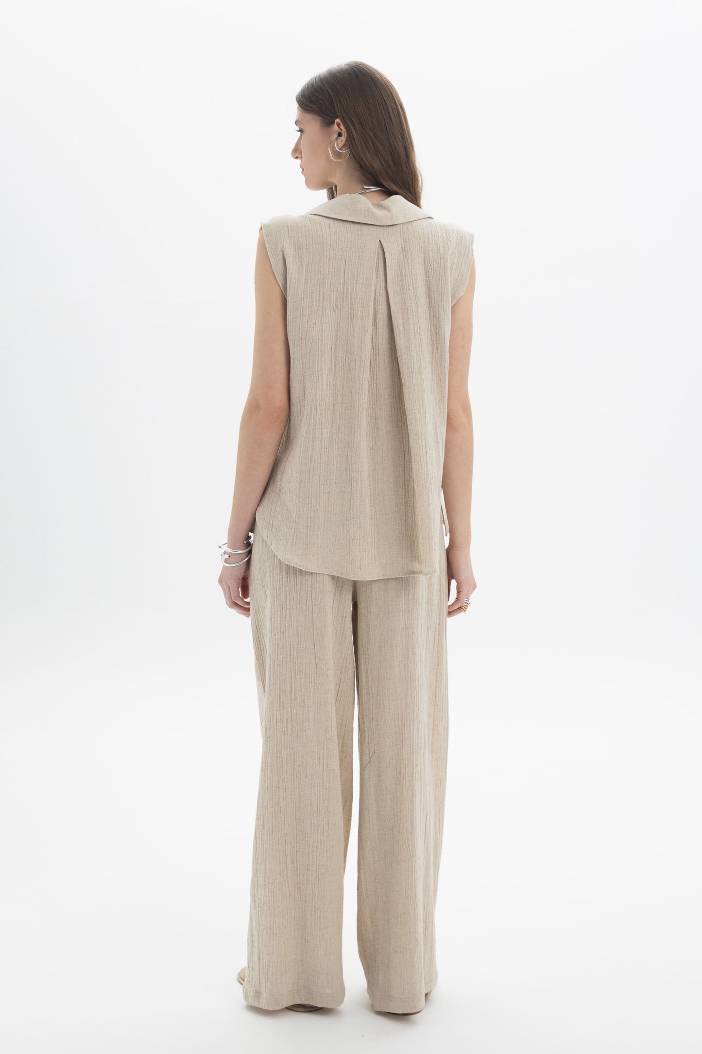 Sleeveless Textured Collar Blouse back view with soft collar neckline and loose fit in a light linen-cotton blend.