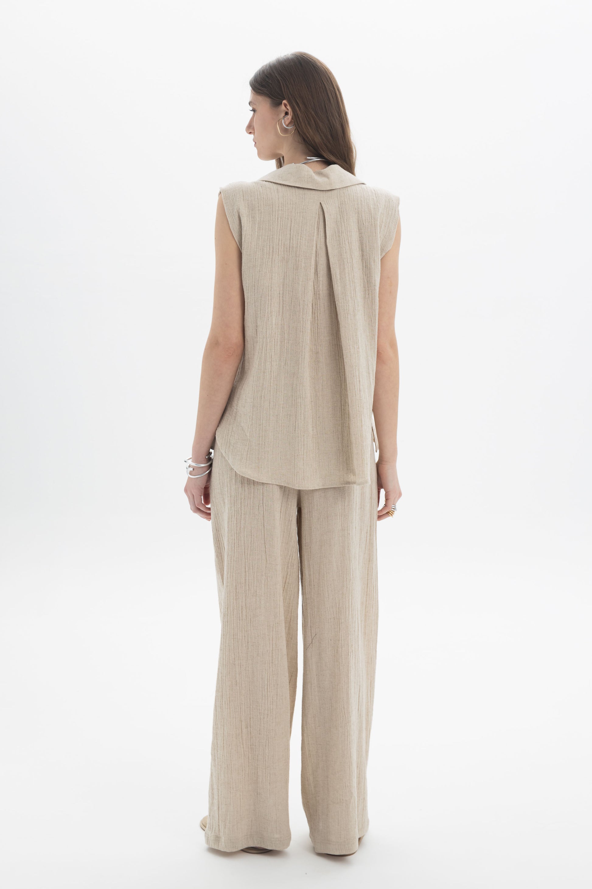 Sleeveless Textured Collar Blouse back view with soft collar neckline and loose fit in a light linen-cotton blend.