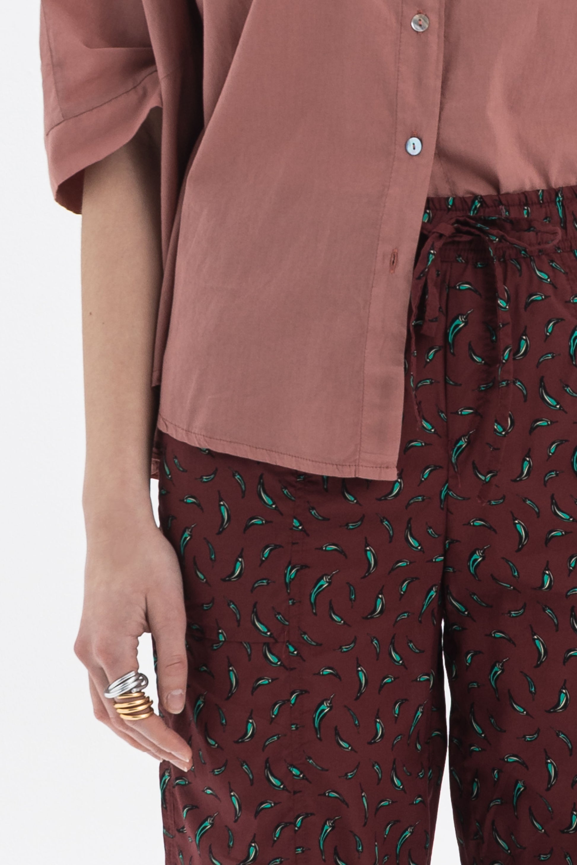 Regular Fit Cropped Pants featuring a lightweight printed fabric with a relaxed fit and elastic waistband.