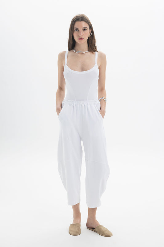 B&B x F Ribbed Strap Body displayed on a model wearing white pants and casual shoes, showcasing a minimalist style.