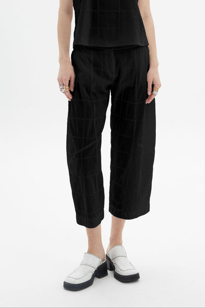 Cropped Straight Pants in black color, featuring a lightweight structure and relaxed fit for modern style.