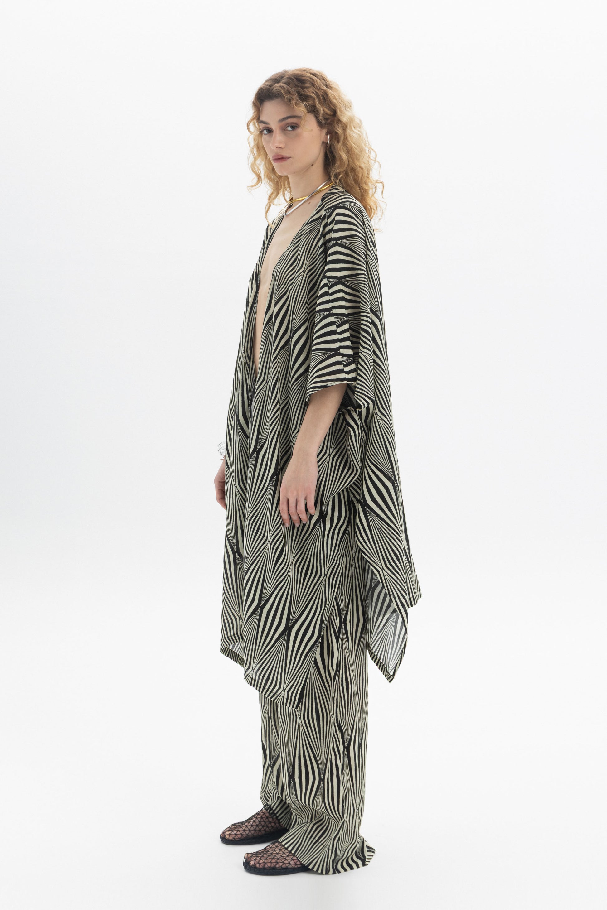 Flowing Kimono in lightweight fabric with wide sleeves and an open front, ideal for layering.