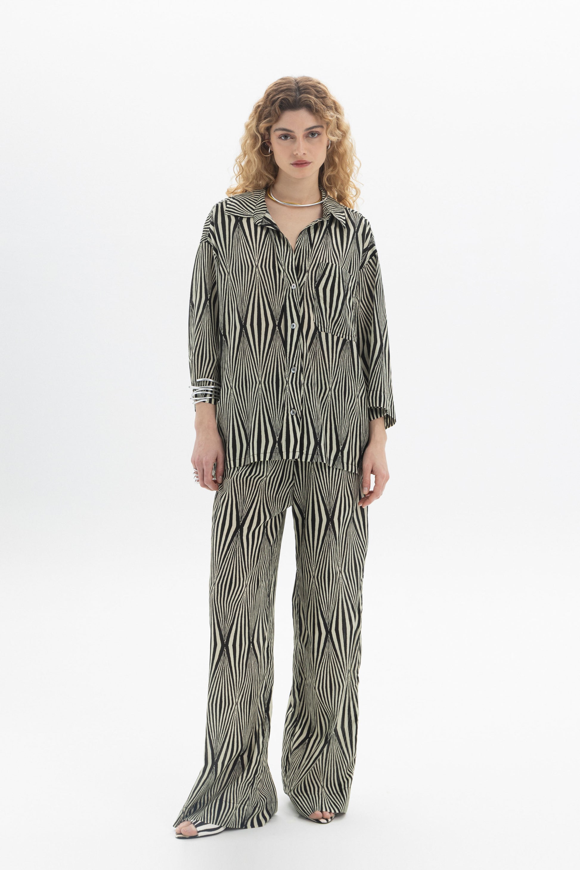 Relaxed Printed Shirt with classic collar and graphic print in black and white.