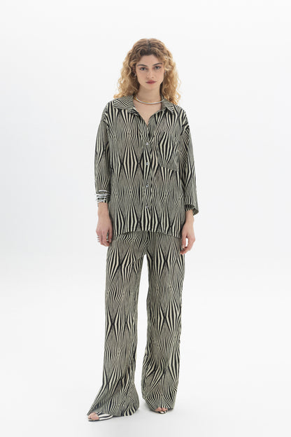 Relaxed Printed Shirt with classic collar and graphic print in black and white.