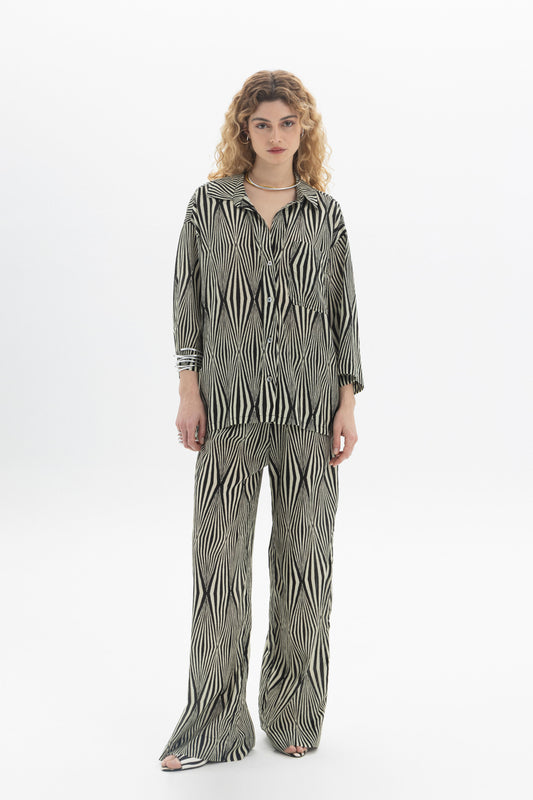 Relaxed Printed Shirt with classic collar and graphic print in black and white.